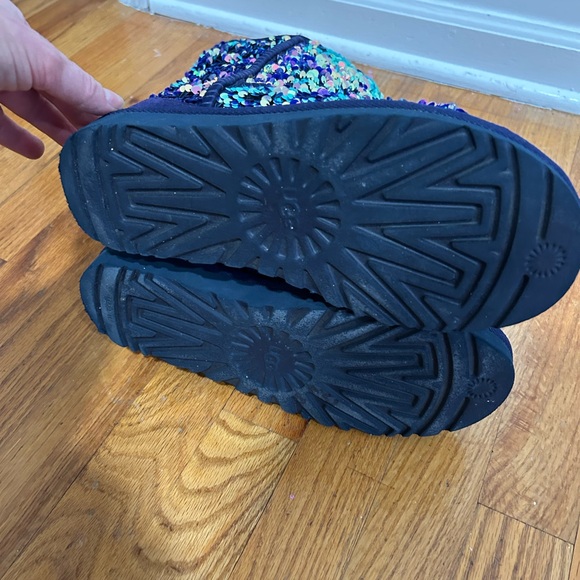 SALE!  UGG CLASSIC SHORT STELLAR SEQUIN MEDALLION SPARKLING BOOTS - Picture 11 of 11